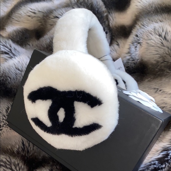 ❗️SOLD❗️Chanel Ivory shearling earmuffs BNWT - Picture 6 of 10